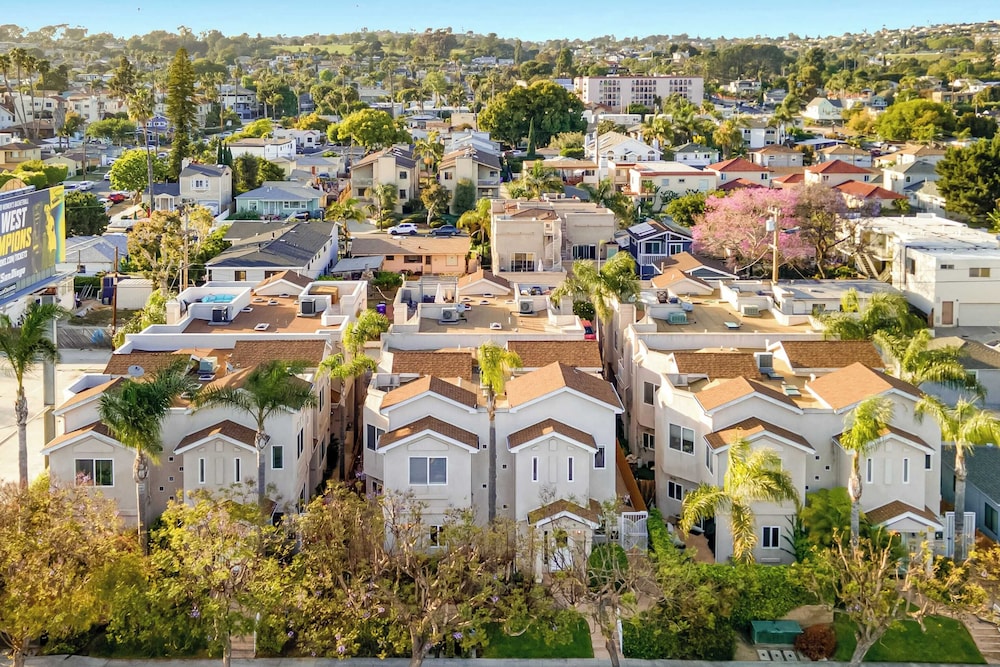 Walk to Dining, Mission + Pacific Beach, and Bars/nightlife Private Backyard