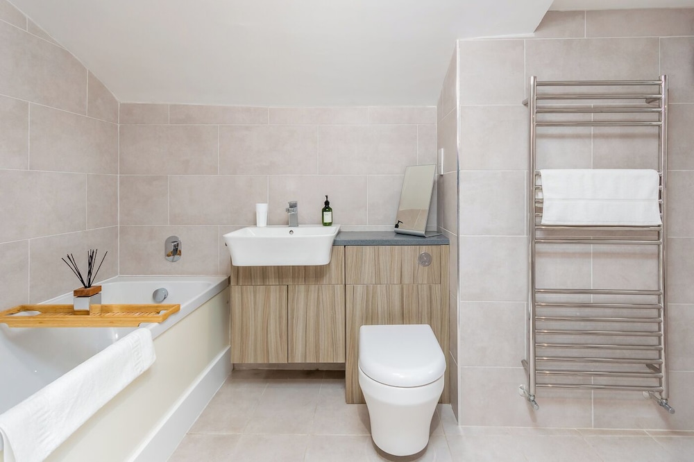 Elegant Townhouse&Basement in Leamington