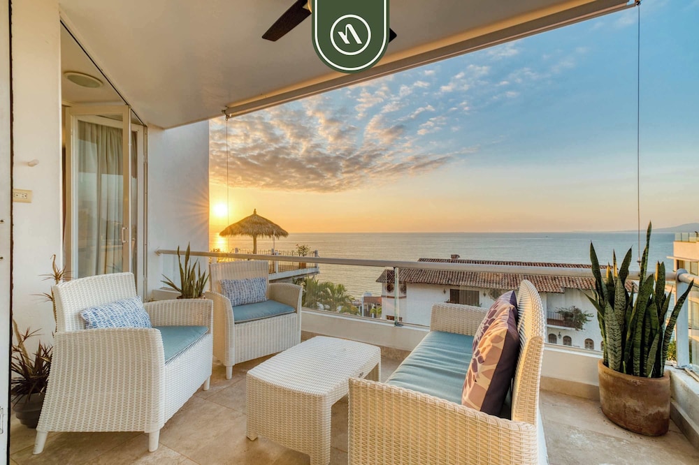 Corner 2 BR Condo - Spectacular Oceanview Sunsets