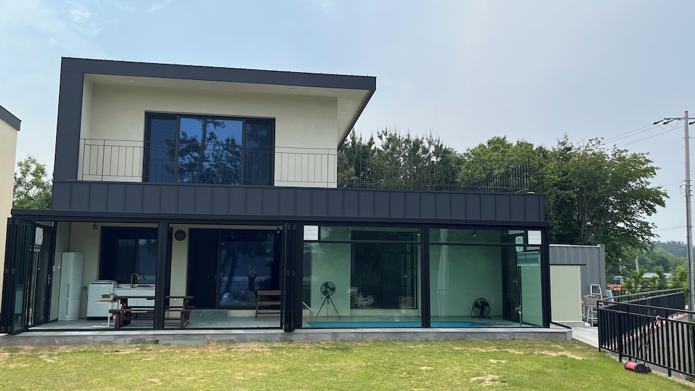 Sea & You pool villa pension