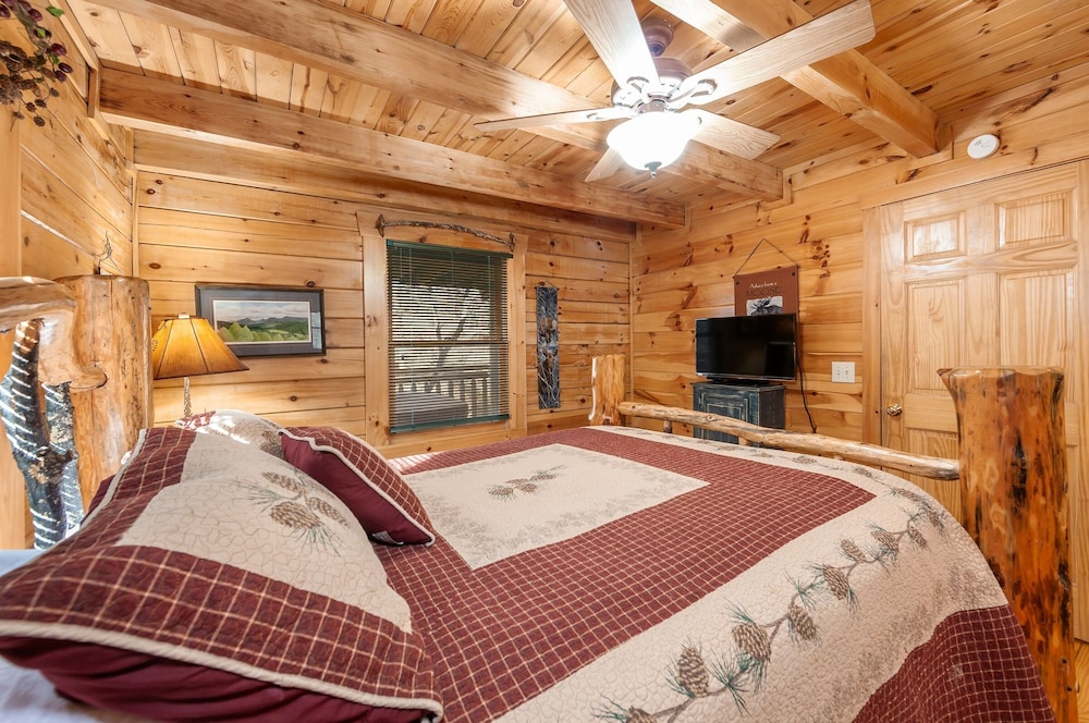 Moose Tracks 3 Bedroom Cabin by RedAwning view 4