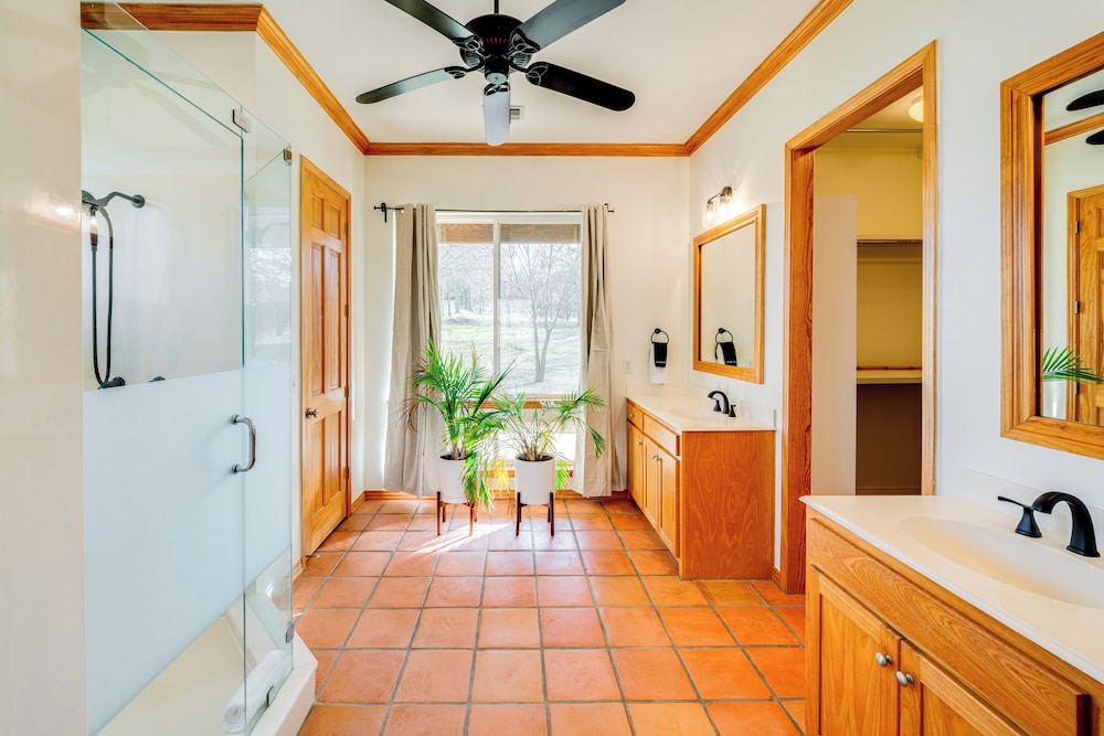 6 Mi to Lewisville Lake: Spacious Ranch Home