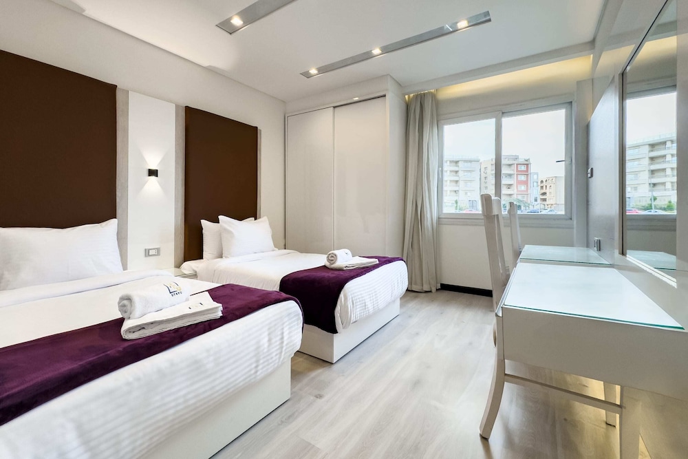Fresh & Fabulous 2bdr - 5 min to Airport