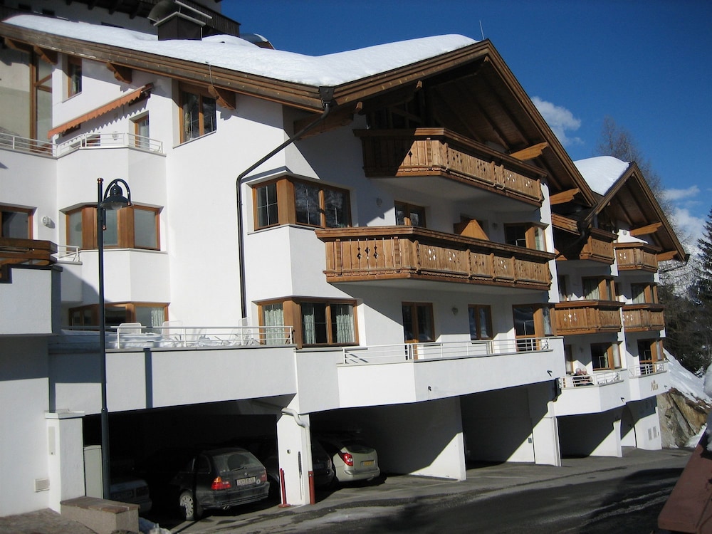 Fliana Arlberg Studios and Apartments - main view
