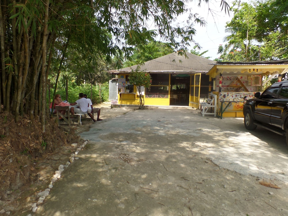 Beach Road Cottages at Jah Bs