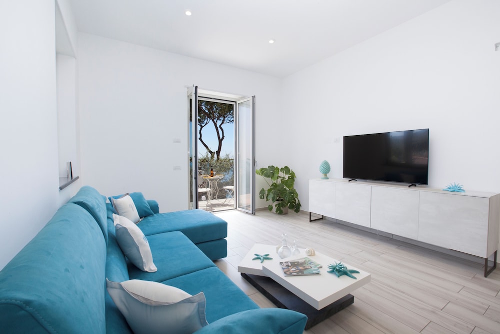 Villa By The Beach With Sea-View And Luxury Amenities