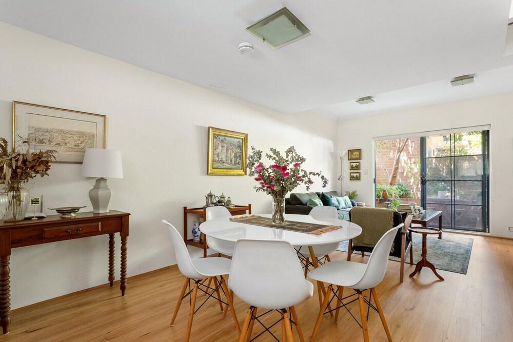 Spacious 2-bed Townhouse With a Lush Courtyard