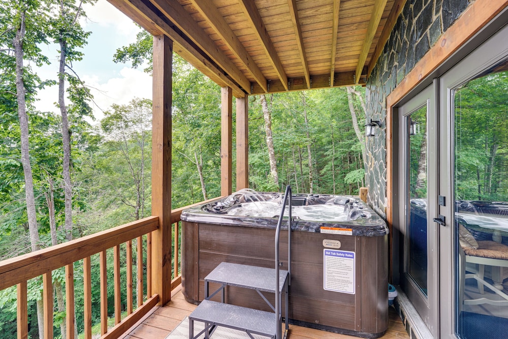 Hot Tub, Game Room & Views: Mars Hill Mtn Retreat!