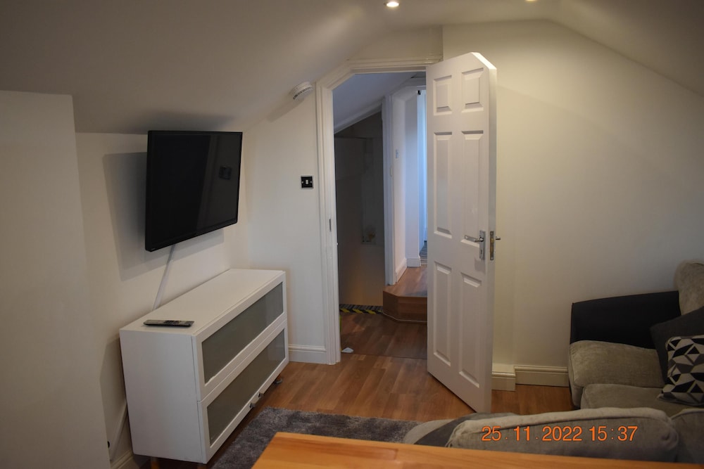 Remarkable 1-bed Apartment in Tunbridge Wells view 5