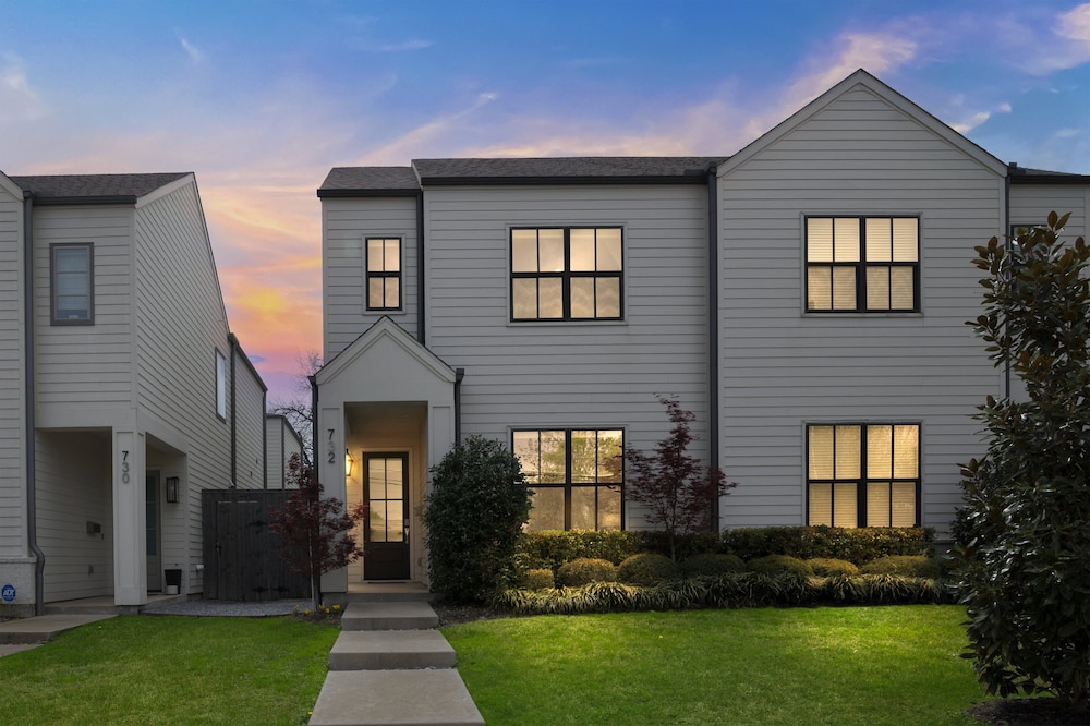 Modern 3br In Bishop Arts Walk To Shops & Dining 3 Bedroom Duplex