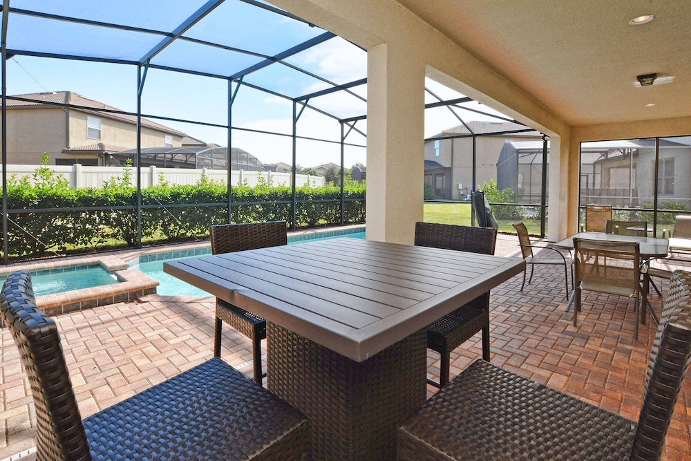 Home 8 Bdrm at Windsor Westside With Top Amenities