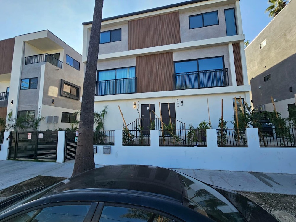 Fabulous Townhouse with Rooftop view - Image 1
