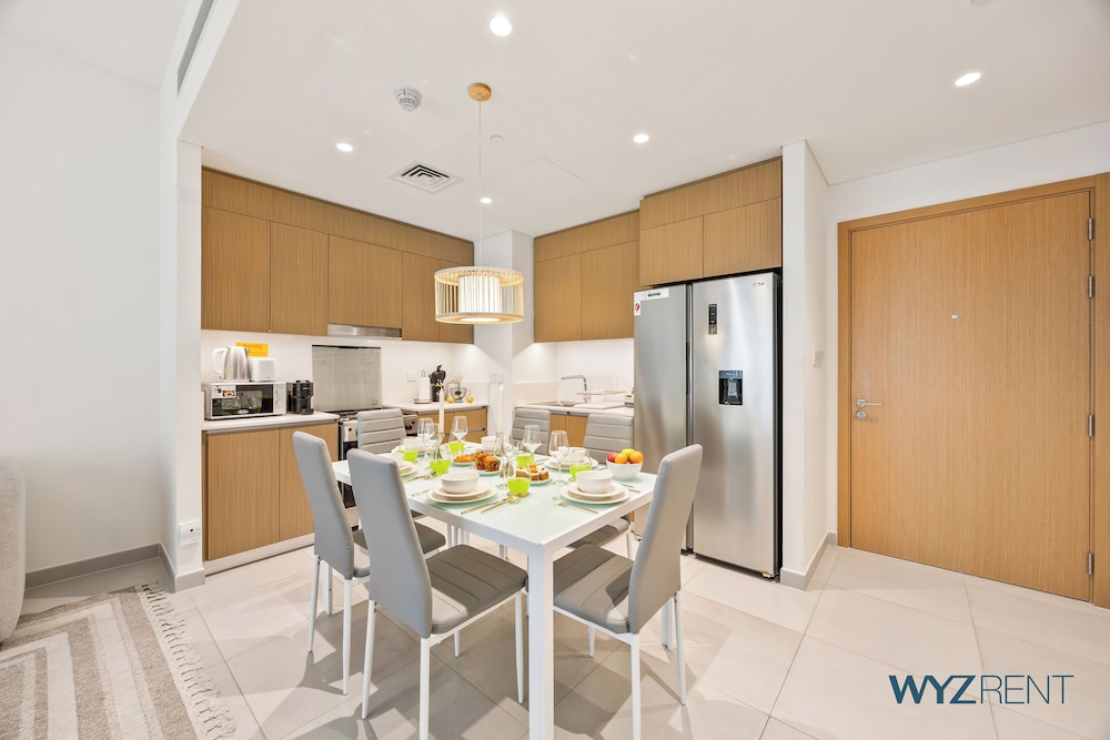 Beachside 2BR W Pool Gym Lagoon Access