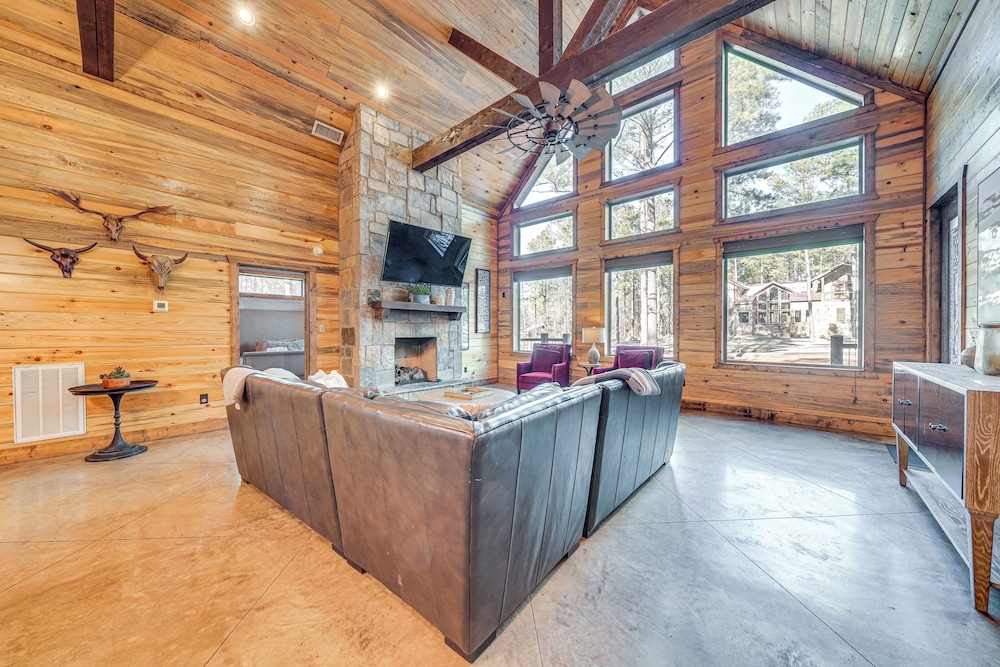 Hot Tub & Game Room: Spacious Cabin in Broken Bow!