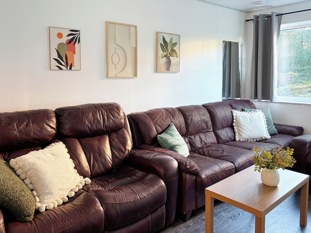 Relaxing Getaway With Hot Tub & Sauna Sleeps 6