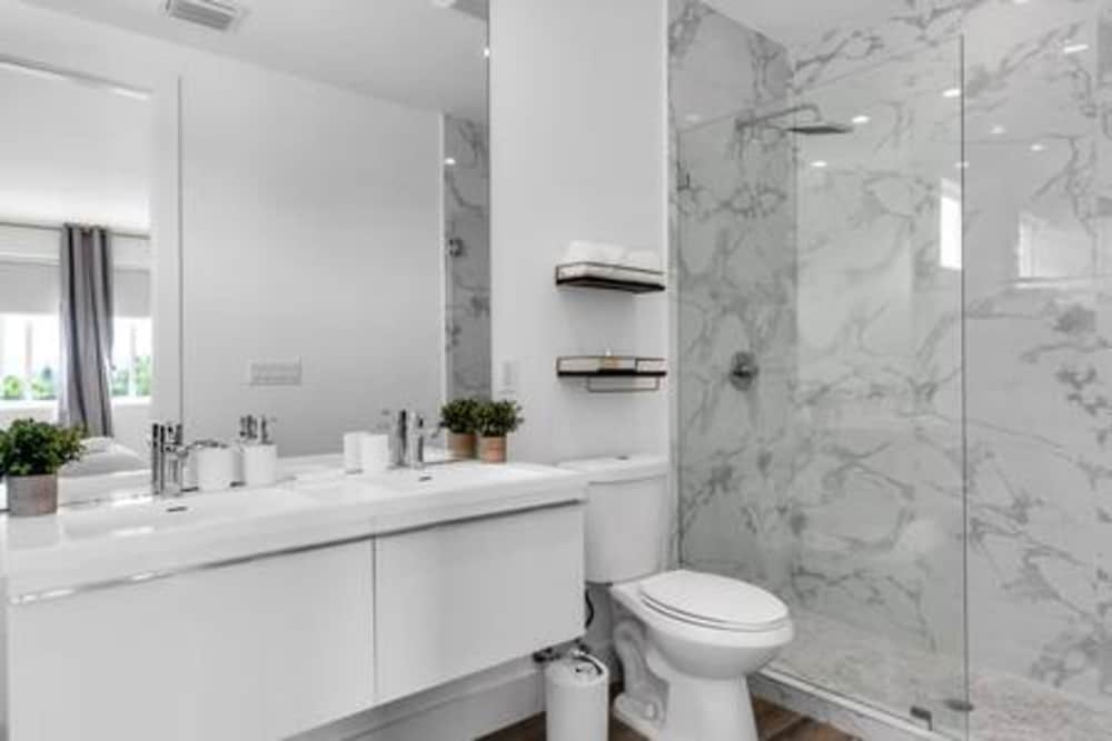 3282 SW 28th St Private Pool 4BD 2 5BA Parking Laundry Wi-fi