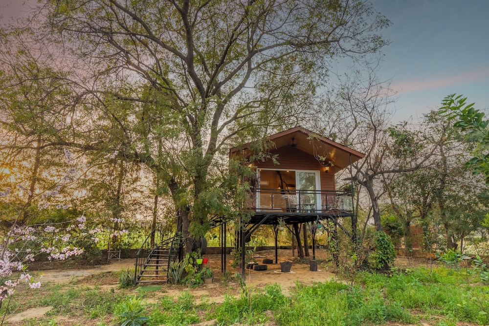 ELIVAAS 3 BHK Handa's Getaway with pool