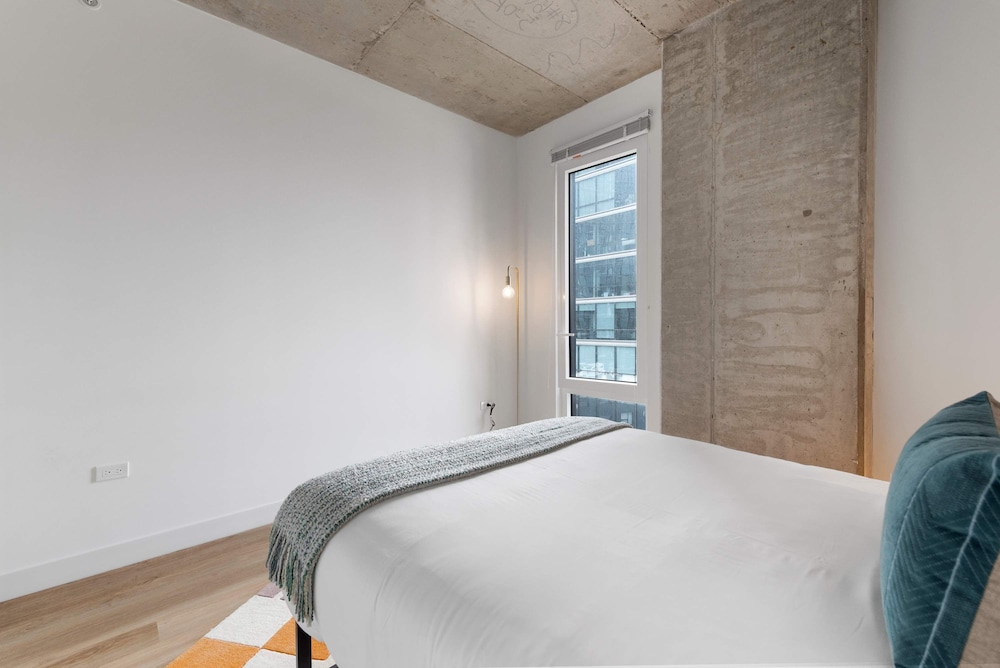 Modern 4BR Free Pkg Near Train Dining
