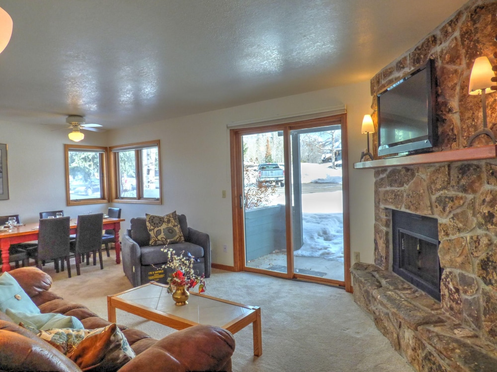 Corner Unitground Floor + Hot Tubspatio W/D in Unit