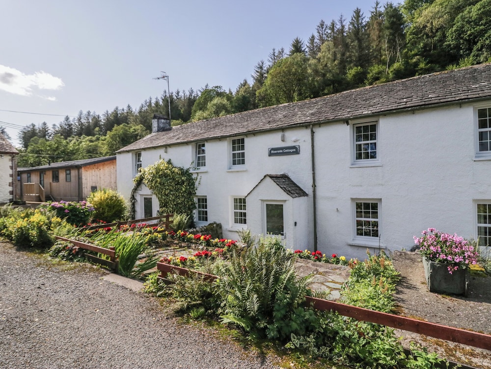 Riverside Cottage No 4