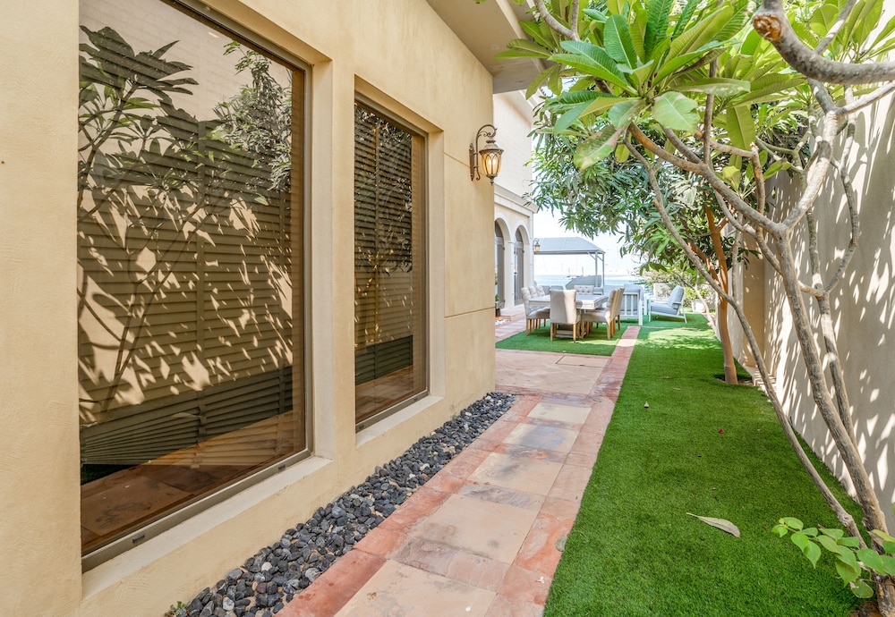 5BR Beach & pool villa in Palm