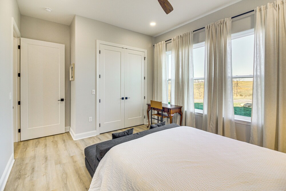 Dale Hollow Lake Views & Hot Tub: Tennessee Escape
