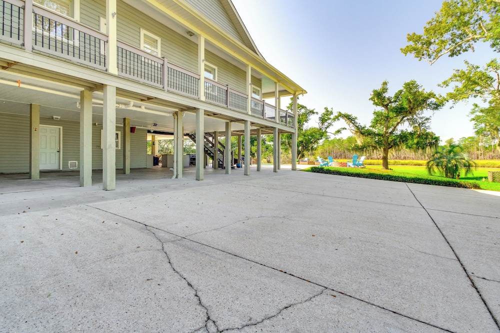 Pool, Fire Pit & Tennis Court: Gem in Bay St Louis