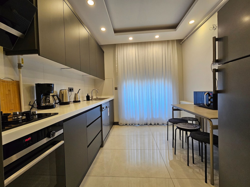 New Flat Large Living Space 2-5 Near By Lara Beach