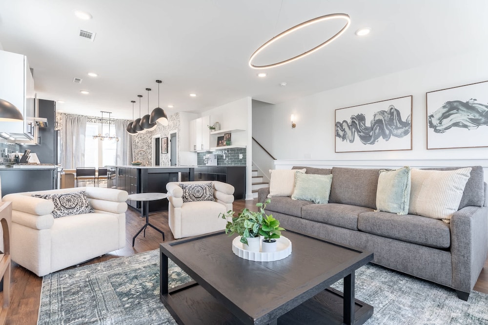 Luxe 4BR With Fire Pit Grill and City Views