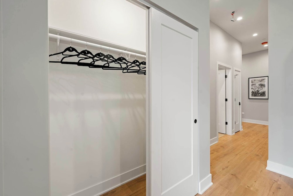 Edgewater Gem Stylish 2BR Apartment Near Lake