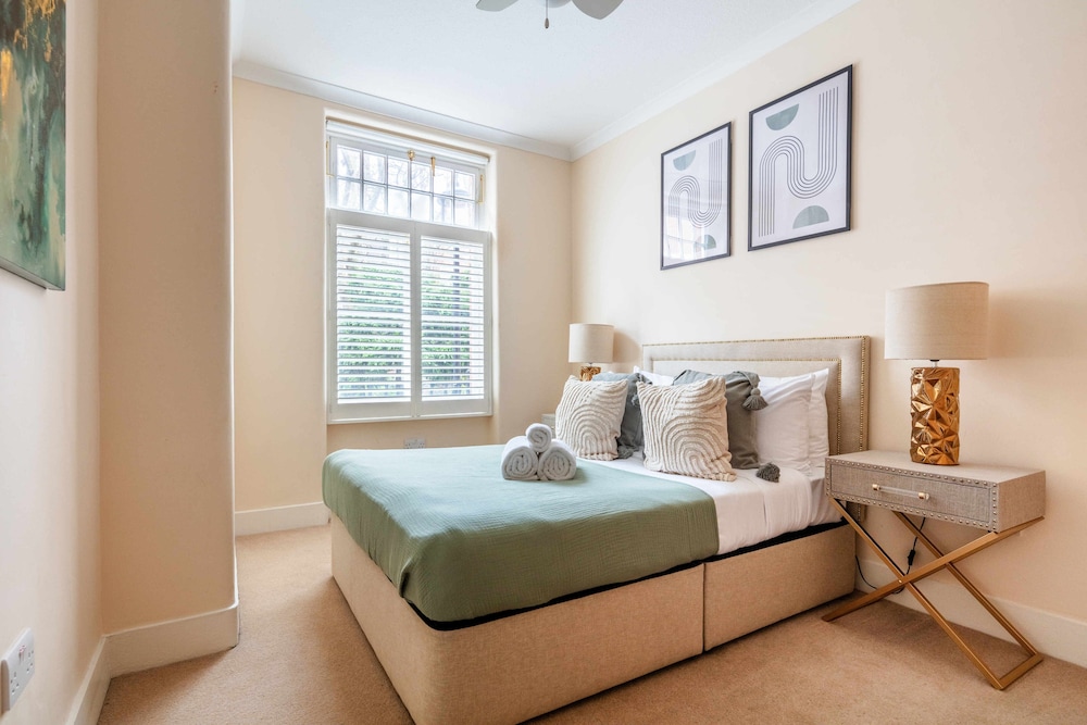 Stylish 3BR 2BA in Mayfair by Hyde Park