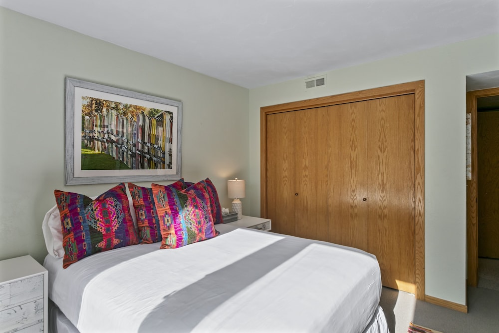 2060 Solamere Drive - Four Bedroom Home 4 Condo
