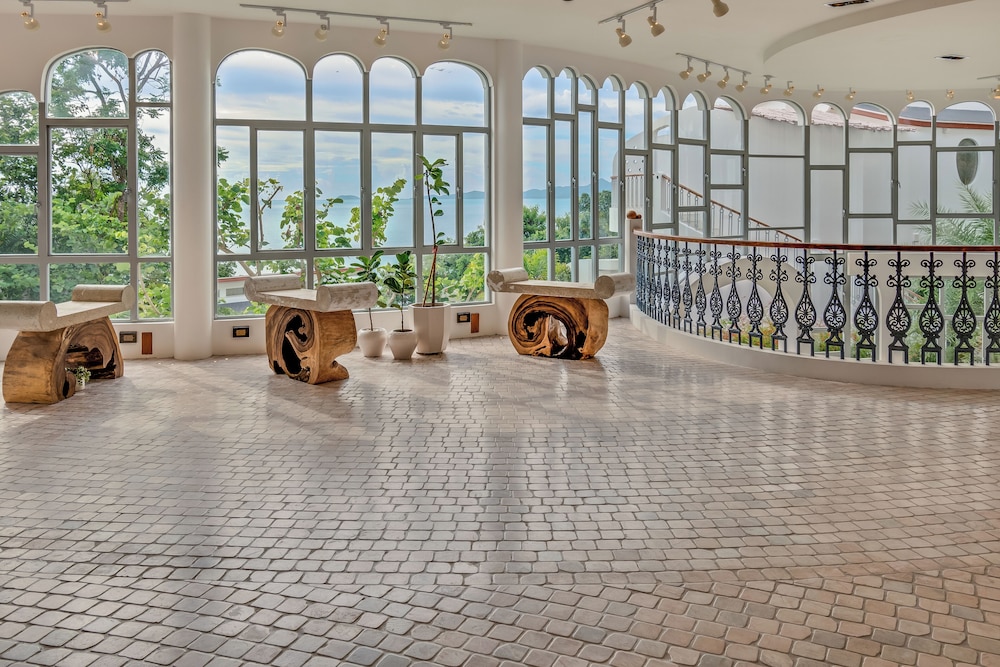 Lobby & Reception