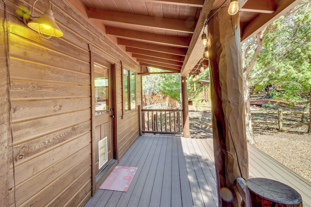 Pet-friendly Show Low Cabin w/ Patio & Gas Grill!