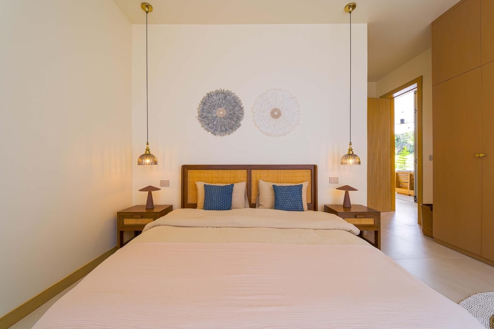 Ultra-Modern 6-Bedroom in GolfCourse PH6