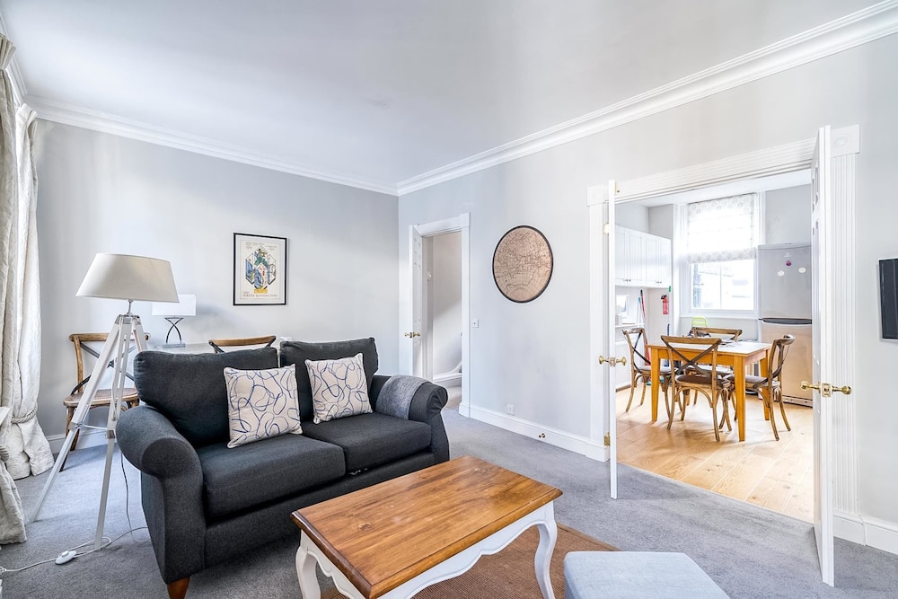Cozy and Spacious Kensington Maisonette