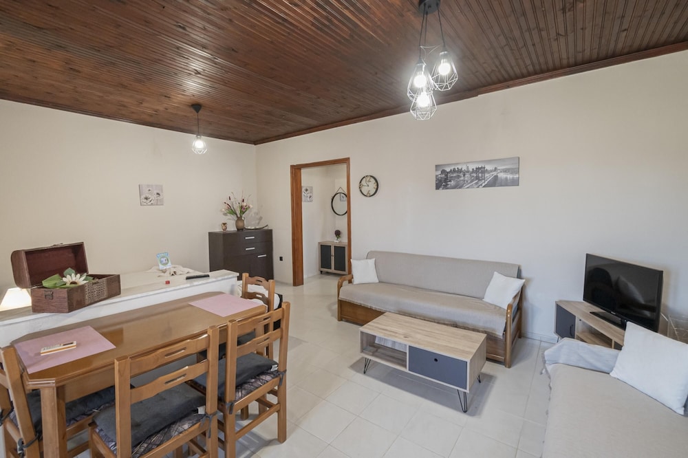 Dimis Right House by Rentals Pro