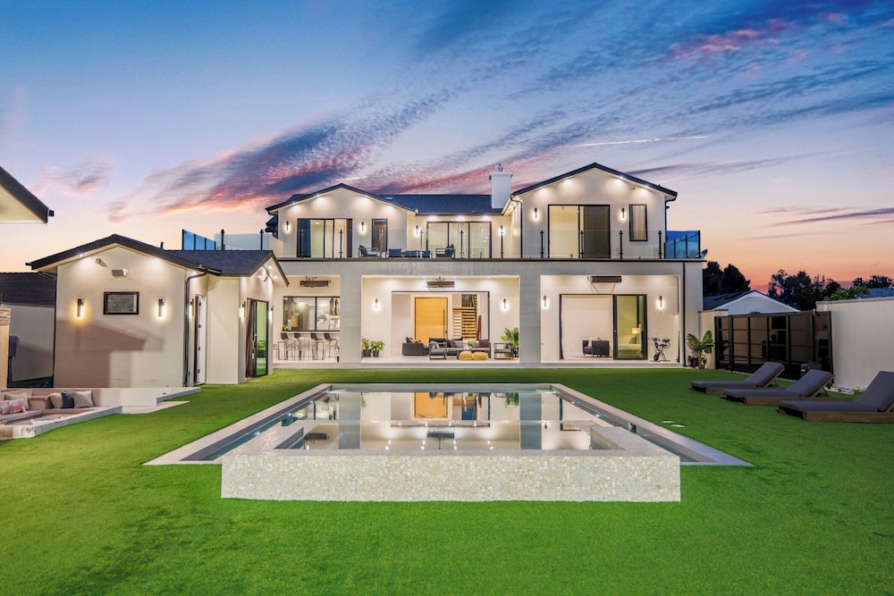 Villa Califa - Resort-style Living w/ Private Pool, Spa & Theater
