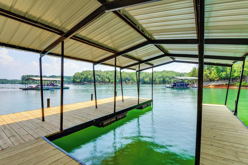 Boat Dock + Lake Hartwell Access: Family Getaway!