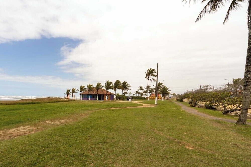 Casa com rea Gourmet e Quintal a 200 m da Praia