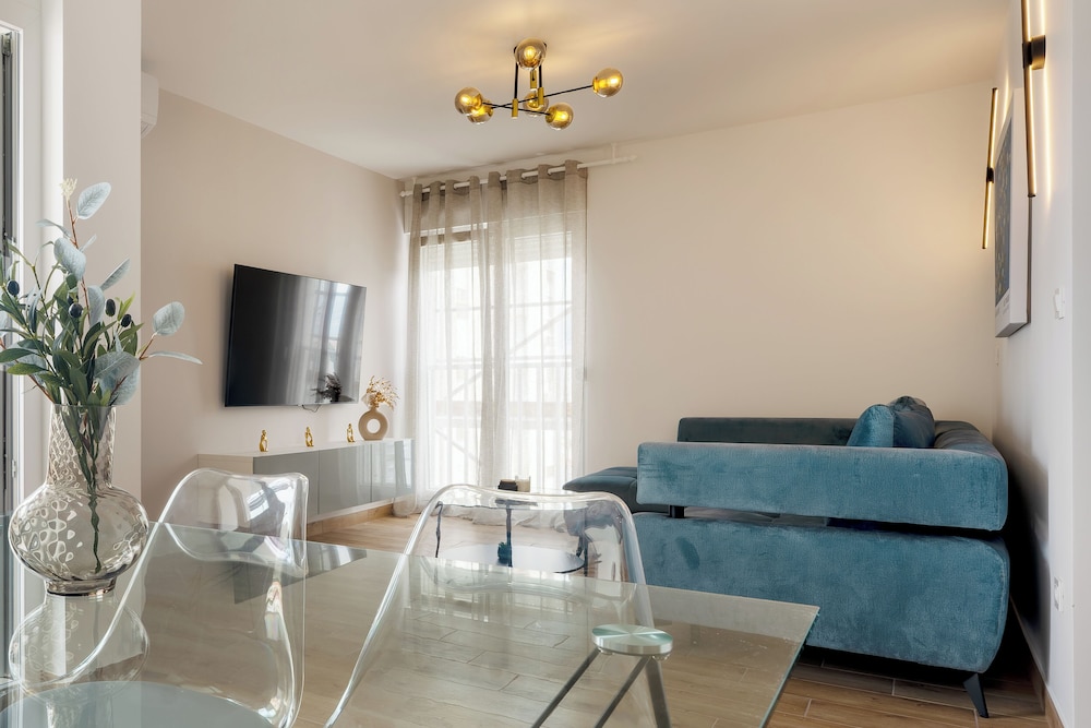 Modern apt With Balcony, 12 min Walk to the Beach
