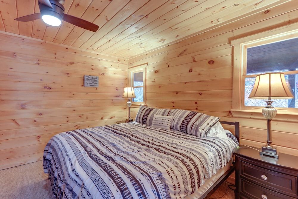 Blue Ridge Cabin w/ Hot Tub, 5 Mi to Downtown!