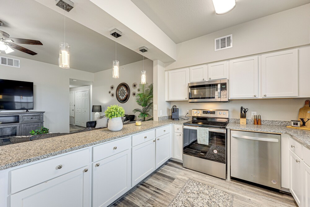 3 Mi to Hospitals: Stylish Condo in San Antonio!