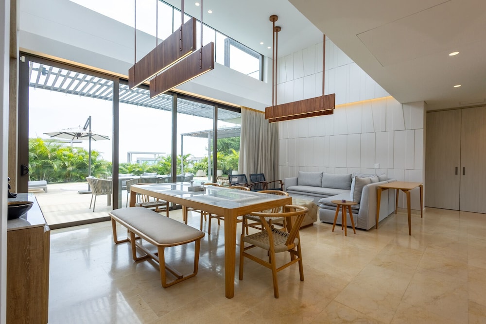 Coastal Villa w Dock Access Pools