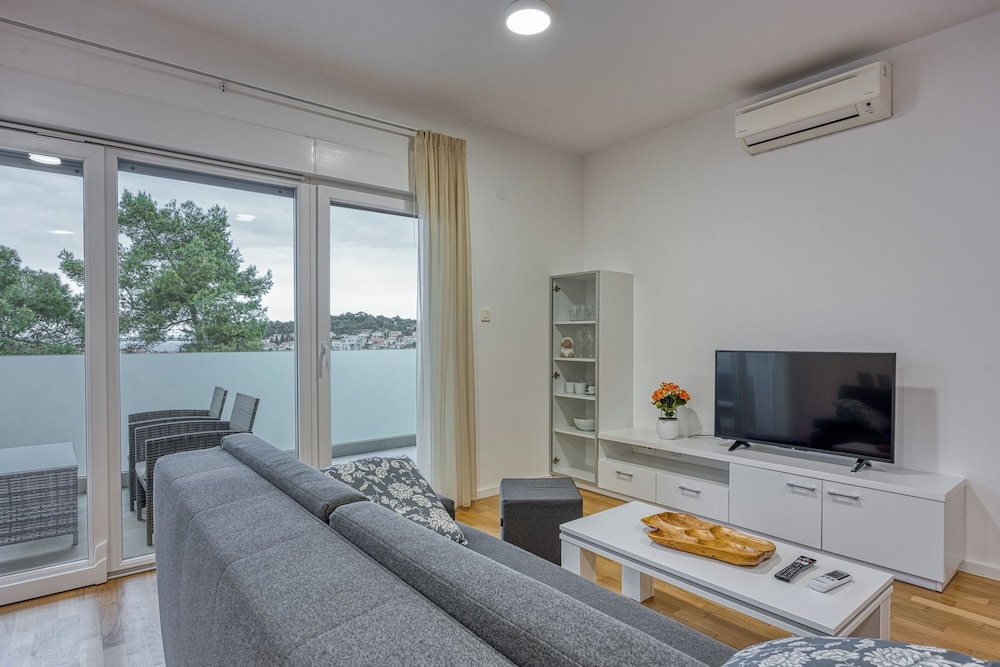 Cikat Bay Modern Apartment