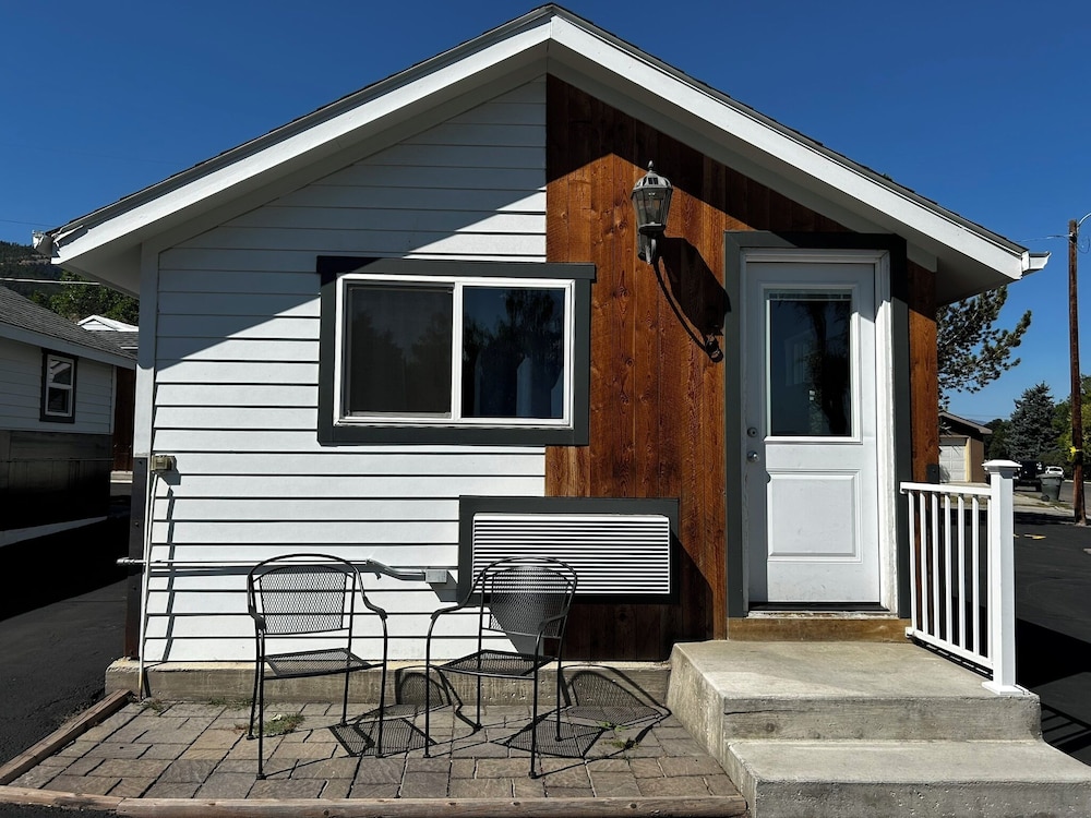 Lamplighter Cabins & Suites