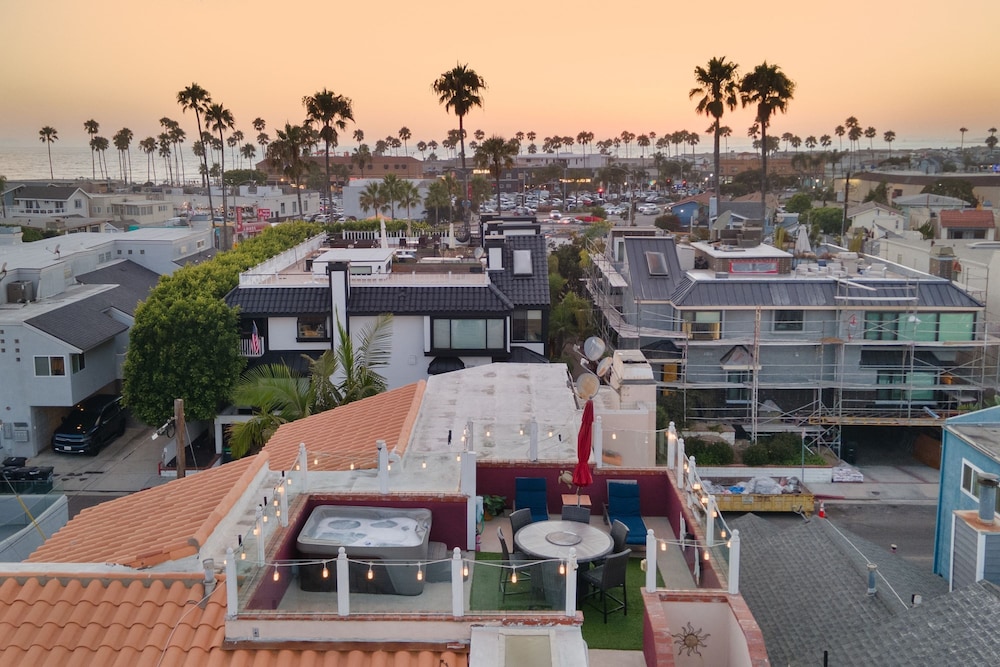 Shoreline Villa by Avantstay Steps to the Beach Bay Pier