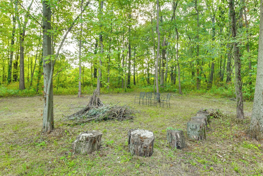 Large Yard w/ Pond: Family Retreat in New Albany!