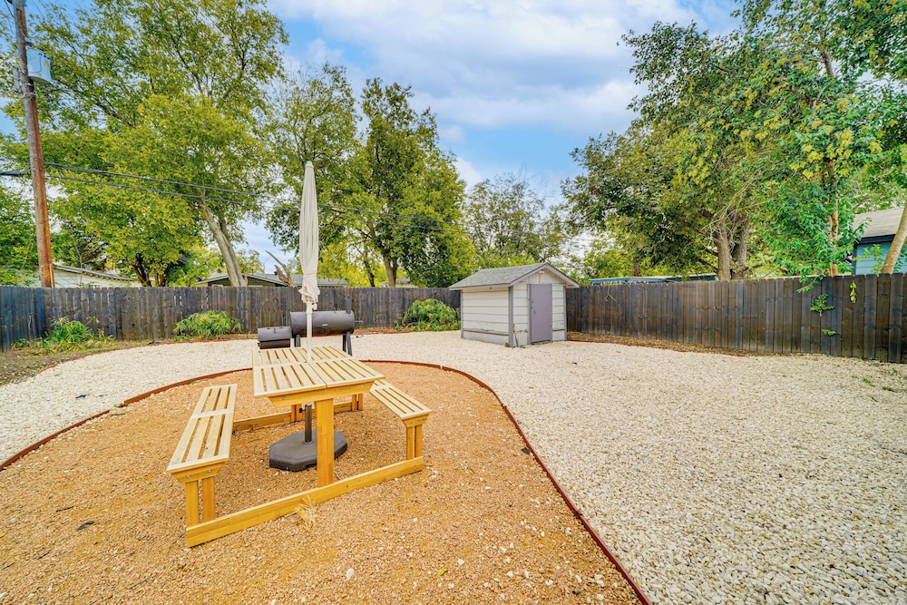< 1 Mi to Frost Bank Center: Home w/ Deck + Grill!