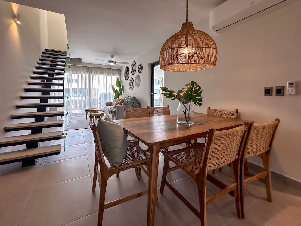 4 Bedroom Beach Penthouse w Private Rooftop